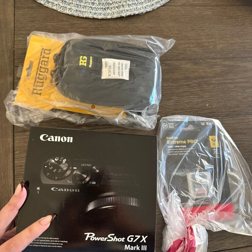 Canon Powershot G7x Mark III (Silver) with case and 64gb memory card